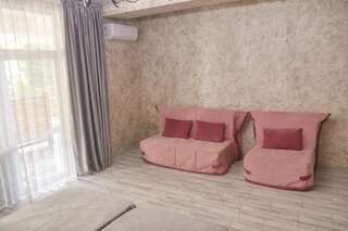 Мини-отель Gnezdo Beloy Sovy Mini Hotel Гагра Семейный номер с балконом-2