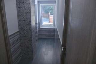 Мини-отель Gnezdo Beloy Sovy Mini Hotel Гагра Улучшенный трехместный номер-1