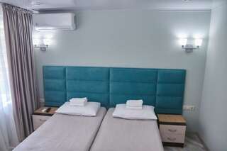 Мини-отель Gnezdo Beloy Sovy Mini Hotel Гагра Улучшенный трехместный номер-5